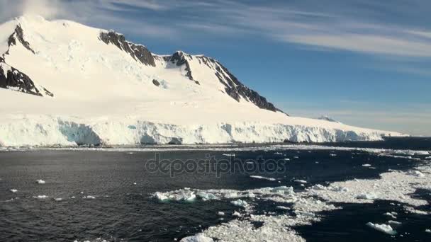 Cruising in Antarctica - Fairytale landscape — Stock Video