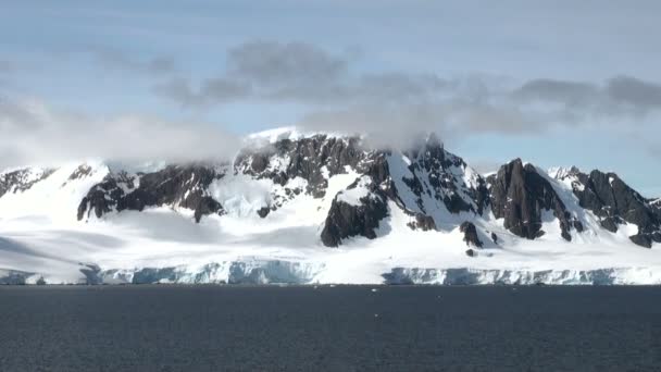 Cruising in Antarctica - Fairytale landscape — Stock Video