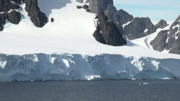 Línea costera de la Antártida - Calentamiento global - Formaciones de hielo — Vídeos de Stock