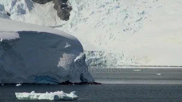 Línea costera de la Antártida - Calentamiento global - Formaciones de hielo — Vídeo de stock