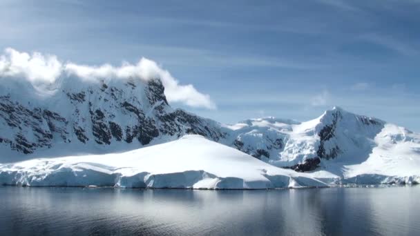 Línea costera de la Antártida - Calentamiento global - Formaciones de hielo — Vídeo de stock