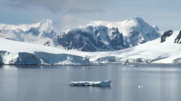 Antarktisz - globális felmelegedés - jég formációk partvonala — Stock videók