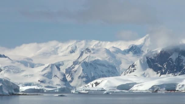 Küste der Antarktis - globale Erwärmung - Eisformationen — Stockvideo