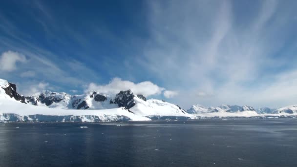 Línea costera de la Antártida - Calentamiento global - Formaciones de hielo — Vídeo de stock