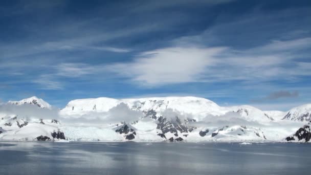 Línea costera de la Antártida - Calentamiento global - Formaciones de hielo — Vídeo de stock