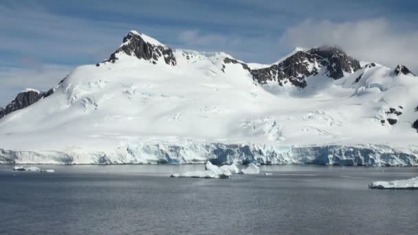 Línea costera de la Antártida - Calentamiento global - Formaciones de hielo — Vídeo de stock