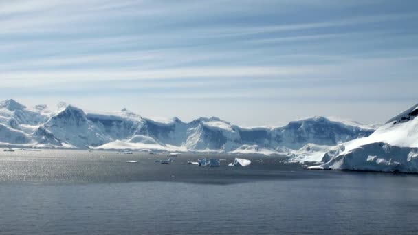 Küste der Antarktis - globale Erwärmung - Eisformationen — Stockvideo