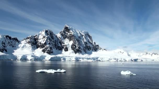 Línea costera de la Antártida - Calentamiento global - Formaciones de hielo — Vídeo de stock