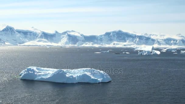 Küste der Antarktis - globale Erwärmung - Eisformationen — Stockvideo