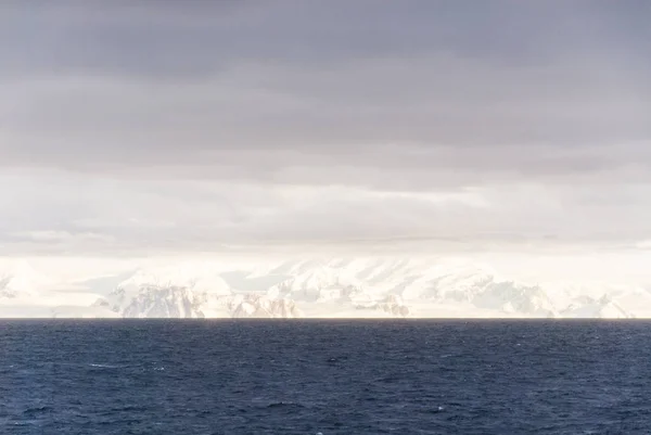 Antarctique dans une journée nuageuse — Photo