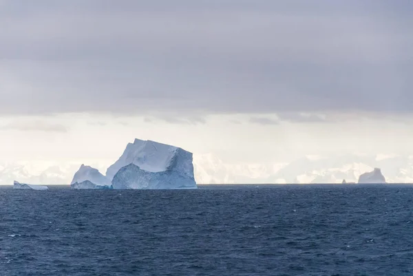 Antarctica in een bewolkte dag — Stockfoto