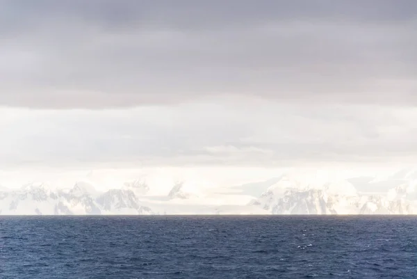 Antarktis i en molnig dag — Stockfoto