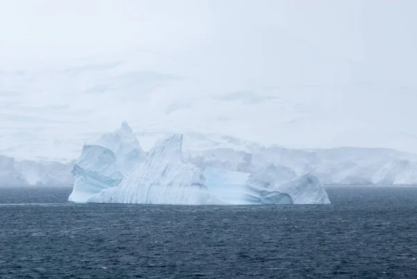 Antarctique dans une journée nuageuse — Photo