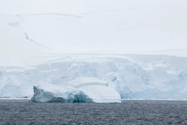 Antarktis an einem bewölkten Tag — Stockfoto