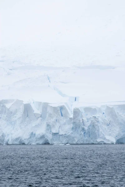 Antarctique dans une journée nuageuse — Photo