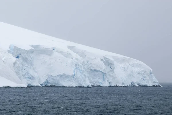 Antarctica in een bewolkte dag — Stockfoto