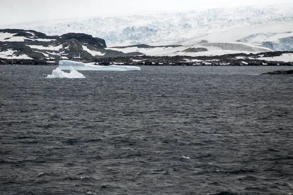 Antarktyda w pochmurny dzień — Zdjęcie stockowe