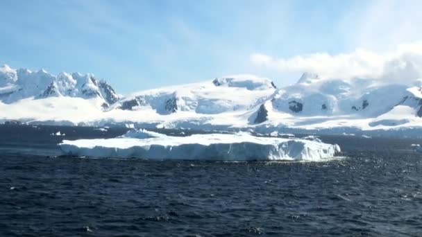 Línea costera de la Antártida - Calentamiento global - Formaciones de hielo — Vídeo de stock