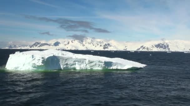 Línea costera de la Antártida - Calentamiento global - Formaciones de hielo — Vídeos de Stock