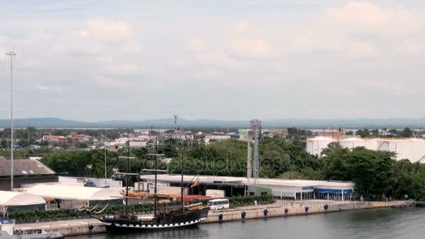 Cartagena, Columbia - Paesaggio dal mare con vecchia barca pirata — Video Stock