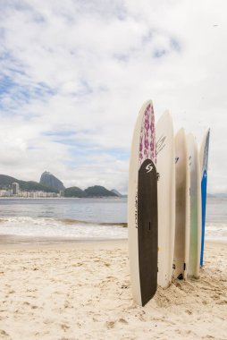Sörf tahtaları ayakta dik Copacabana Plajı