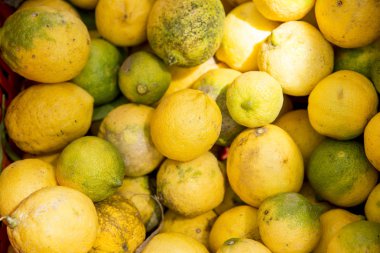 Limon ve limon meyve pazarı içinde