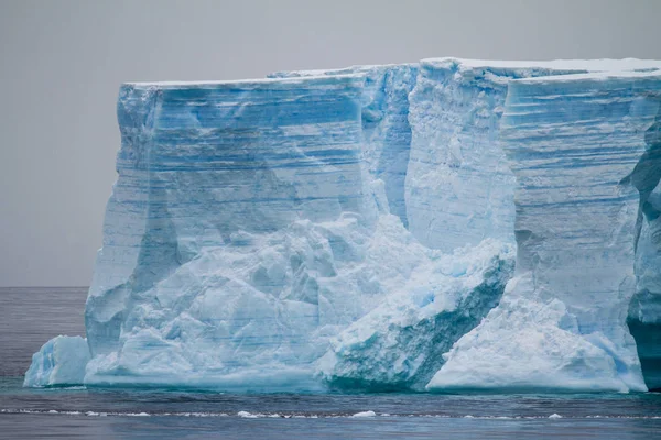 Antarctica - Antarctisch Schiereiland - tabelvorm ijsberg in Bransfield — Stockfoto