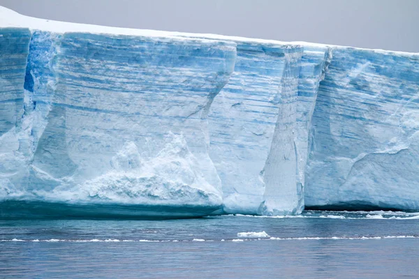 Antarctica - Antarctisch Schiereiland - tabelvorm ijsberg in Bransfield — Stockfoto