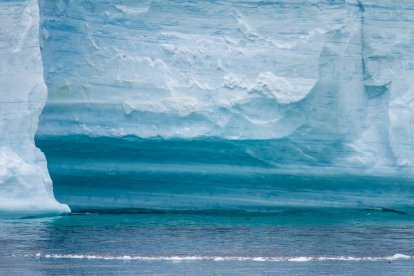 Antarktisz - antarktiszi-félsziget - táblázatos jéghegy az Bransfield — Stock Fotó