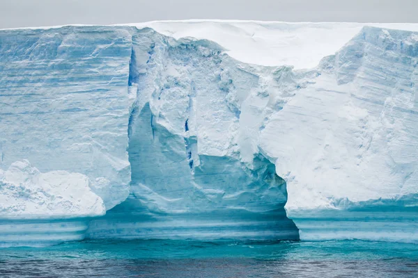 Tabelarycznych Iceberg antarktyda - Półwysep Antarktyczny - w Bransfielda — Zdjęcie stockowe