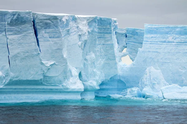 Tabelarycznych Iceberg antarktyda - Półwysep Antarktyczny - w Bransfielda — Zdjęcie stockowe