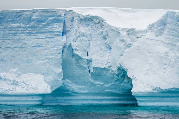 南极洲-南极半岛-平顶冰山布兰斯菲尔德 — 图库照片