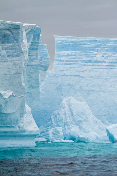 Antarktis - antarktische halbinsel - tabellarischer eisberg in bransfield — Stockfoto