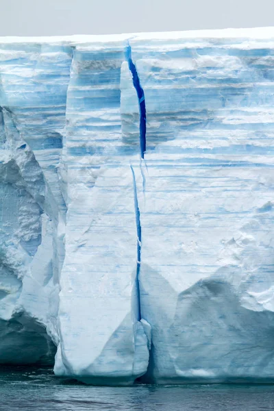 Antarctica - Antarctisch Schiereiland - tabelvorm ijsberg in Bransfield — Stockfoto