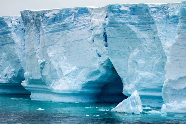 Antarctica - Antarctisch Schiereiland - tabelvorm ijsberg in Bransfield — Stockfoto