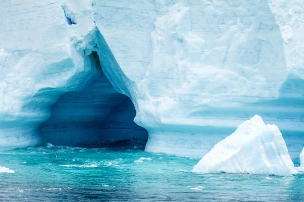 南极洲-南极半岛-平顶冰山布兰斯菲尔德 — 图库照片