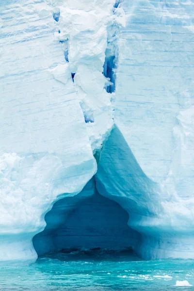 Антарктида - Антарктичного півострова - табличний айсберг в Bransfield — стокове фото