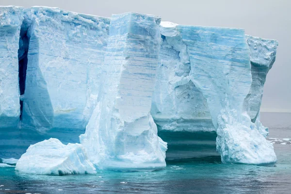 Antarktis - antarktische halbinsel - tabellarischer eisberg in bransfield — Stockfoto