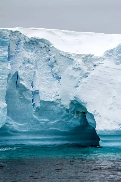 南极洲-南极半岛-平顶冰山布兰斯菲尔德 — 图库照片#