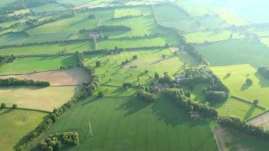 Havadan görünümü Buckinghamshire peyzaj / hava Buckinghamshire manzara - Birleşik Krallık - sıcak hava balon hava videografisi görünümünü