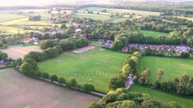 Havadan görünümü Buckinghamshire peyzaj / hava Buckinghamshire manzara - Birleşik Krallık - sıcak hava balon hava videografisi görünümünü