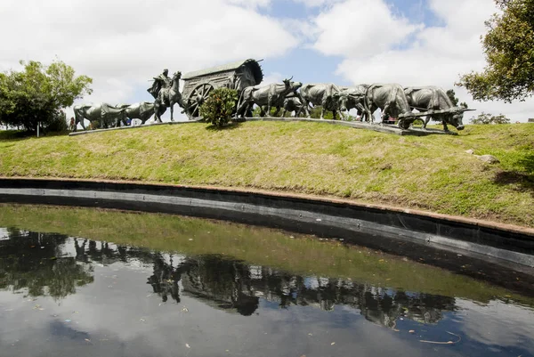 Montevideo - Uruguay - bronze sculpture of wagon and oxen — Stock Photo, Image