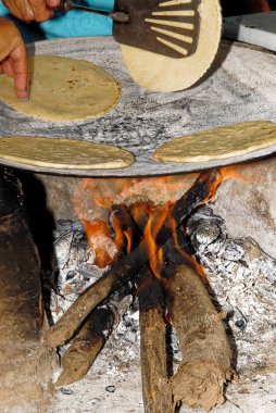 Odun ateşinin üzerinde tortilla yapmak