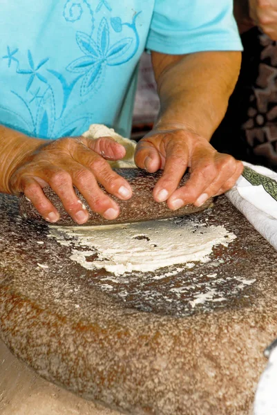 Fabrication de tortillas en El Fuerte - le Mexique — Photo
