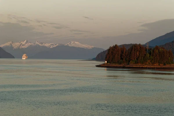 Dramatische kleurrijke susnet in Alaska — Stockfoto