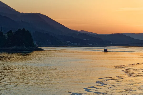 Dramatische kleurrijke susnet in Alaska — Stockfoto