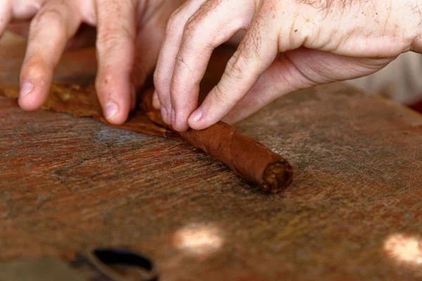 Haciendo un cigarro cubano en Viniales - Cuba — Foto de Stock