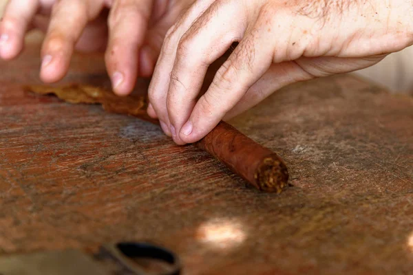 Haciendo un cigarro cubano en Viniales - Cuba — Foto de Stock