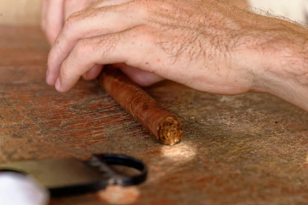 Haciendo un cigarro cubano en Viniales - Cuba — Foto de Stock