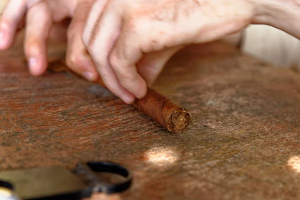 Haciendo un cigarro cubano en Viniales - Cuba — Foto de Stock
